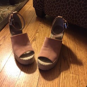 Great condition Marc fisher espadrilles